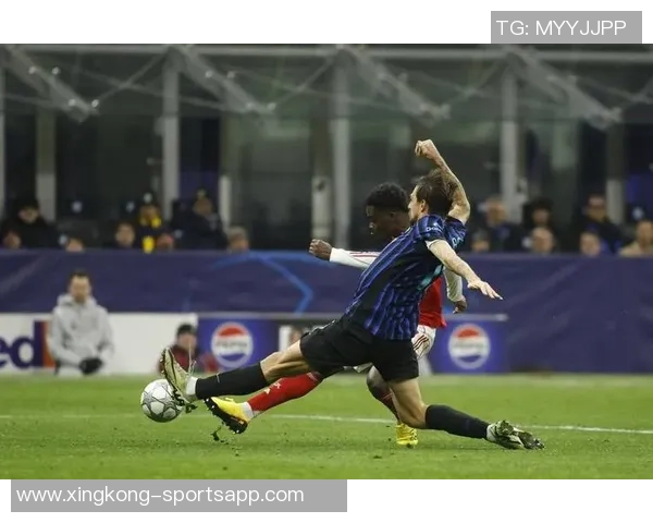 孔塞桑伊尔迪兹华丽过人连连挑战防线前者射门被挡精彩瞬间引发全场欢呼